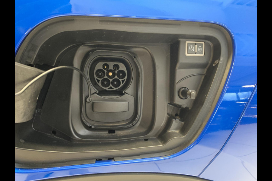 Peugeot e-2008 EV GT 50kWh 136pk 3-FASE SOH 99,8% | Alcantara | Navigatie | Elektrisch bedienbare bestuurdersstoel | Stoelverwarming | Warmtepomp | Achteruitrijcamera