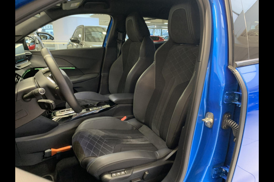 Peugeot e-2008 EV GT 50kWh 136pk 3-FASE SOH 99,8% | Alcantara | Navigatie | Elektrisch bedienbare bestuurdersstoel | Stoelverwarming | Warmtepomp | Achteruitrijcamera