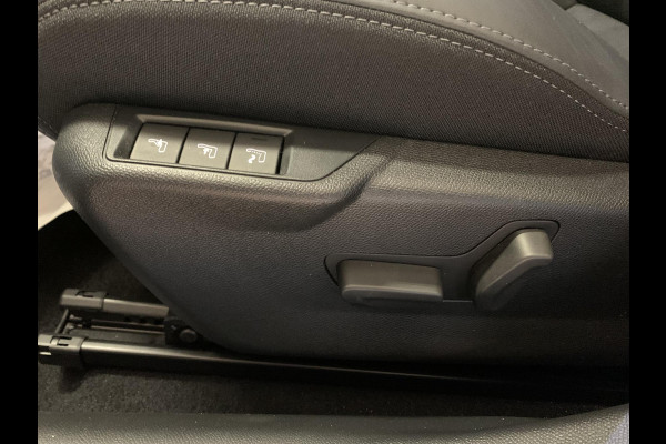 Peugeot e-2008 EV GT 50kWh 136pk 3-FASE SOH 99,8% | Alcantara | Navigatie | Elektrisch bedienbare bestuurdersstoel | Stoelverwarming | Warmtepomp | Achteruitrijcamera