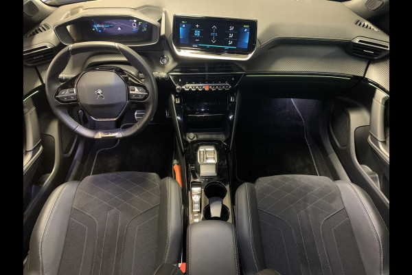 Peugeot e-2008 EV GT 50kWh 136pk 3-FASE SOH 99,8% | Alcantara | Navigatie | Elektrisch bedienbare bestuurdersstoel | Stoelverwarming | Warmtepomp | Achteruitrijcamera