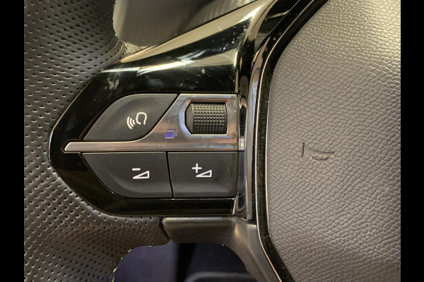 Peugeot e-2008 EV GT 50kWh 136pk 3-FASE SOH 99,8% | Alcantara | Navigatie | Elektrisch bedienbare bestuurdersstoel | Stoelverwarming | Warmtepomp | Achteruitrijcamera