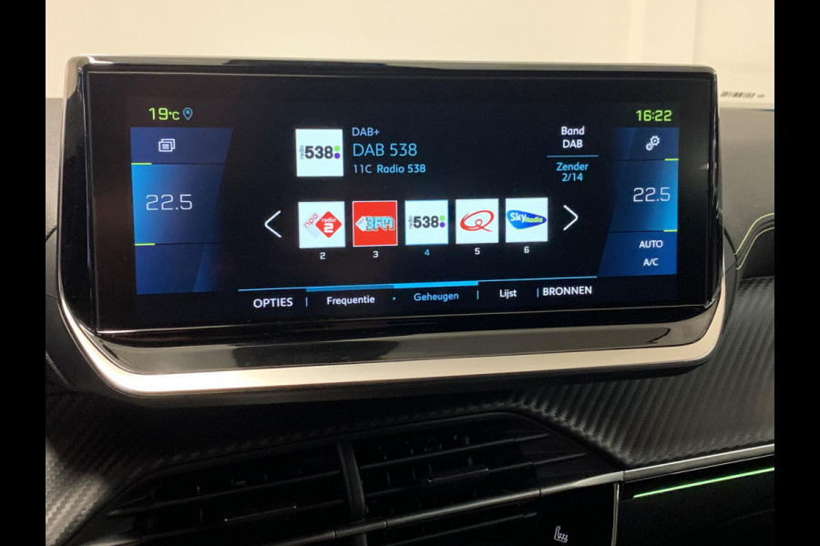 Peugeot e-2008 EV GT 50kWh 136pk 3-FASE SOH 99,8% | Alcantara | Navigatie | Elektrisch bedienbare bestuurdersstoel | Stoelverwarming | Warmtepomp | Achteruitrijcamera
