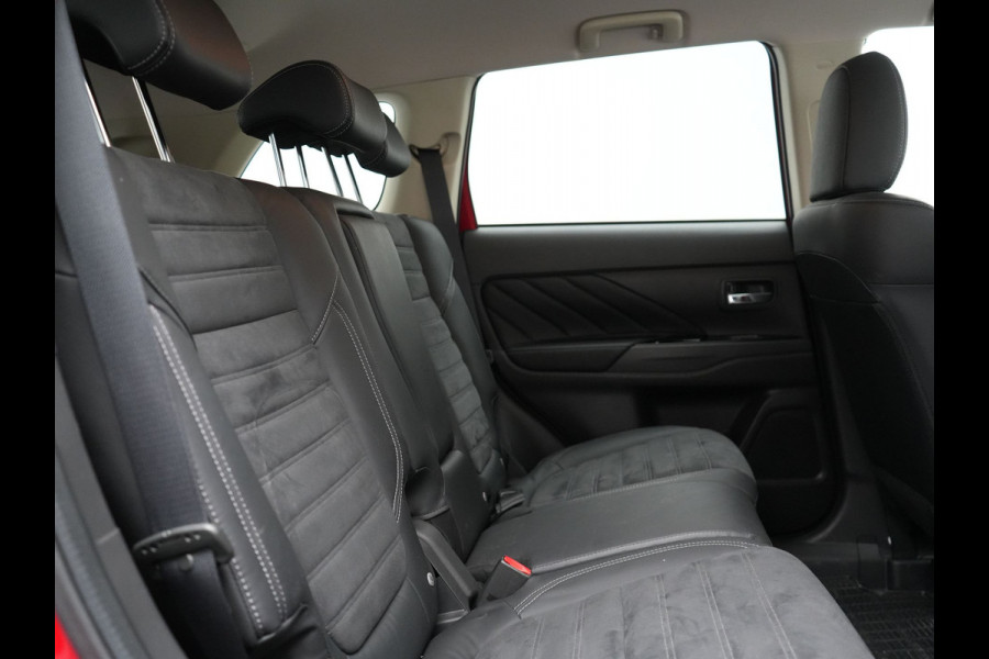 Mitsubishi Outlander 2.4 Intense Plug In Hybrid 225pk Dealer O.H. PHEV | Cruise Control | Camera | Alcantara Sporstoelen Verwarmd | Keyless | Apple Carplay | Navigatie | DAB |