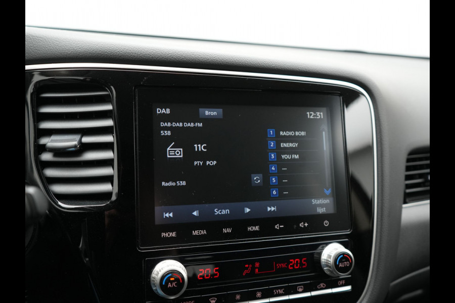 Mitsubishi Outlander 2.4 Intense Plug In Hybrid 225pk Dealer O.H. PHEV | Cruise Control | Camera | Alcantara Sporstoelen Verwarmd | Keyless | Apple Carplay | Navigatie | DAB |