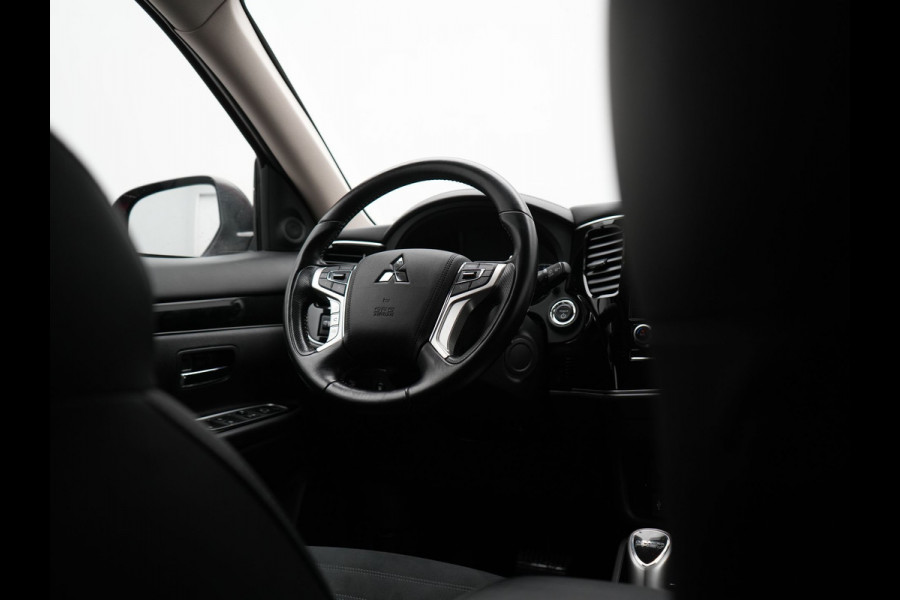 Mitsubishi Outlander 2.4 Intense Plug In Hybrid 225pk Dealer O.H. PHEV | Cruise Control | Camera | Alcantara Sporstoelen Verwarmd | Keyless | Apple Carplay | Navigatie | DAB |