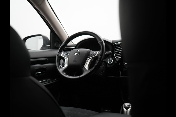 Mitsubishi Outlander 2.4 Intense Plug In Hybrid 225pk Dealer O.H. PHEV | Cruise Control | Camera | Alcantara Sporstoelen Verwarmd | Keyless | Apple Carplay | Navigatie | DAB |