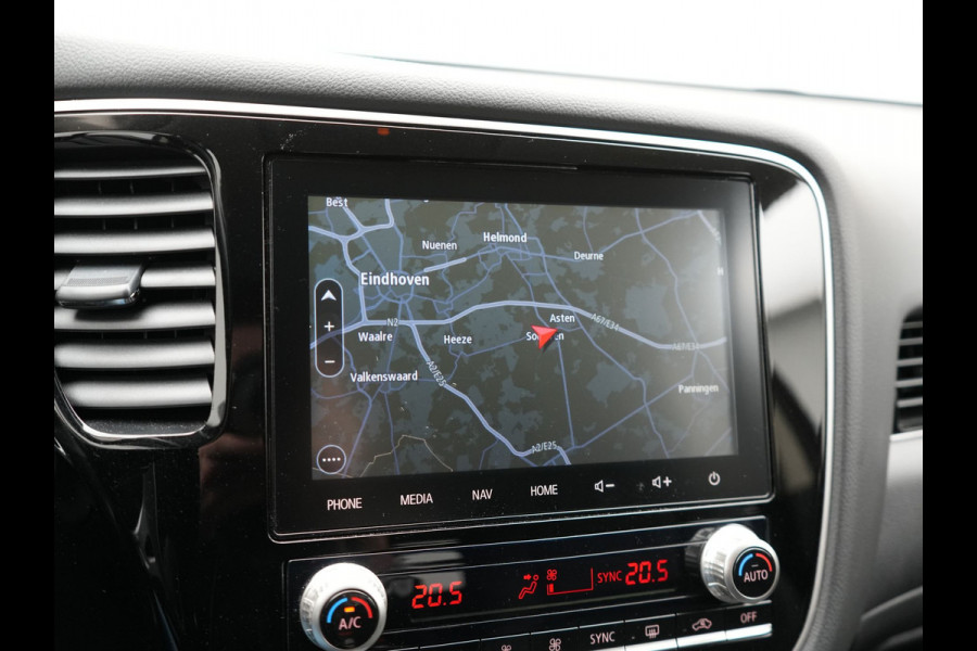 Mitsubishi Outlander 2.4 Intense Plug In Hybrid 225pk Dealer O.H. PHEV | Cruise Control | Camera | Alcantara Sporstoelen Verwarmd | Keyless | Apple Carplay | Navigatie | DAB |