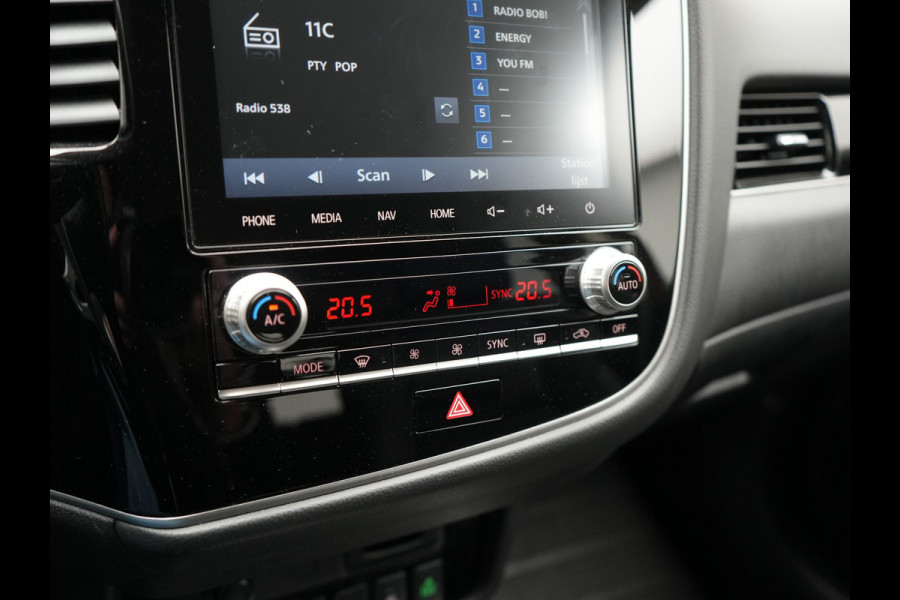 Mitsubishi Outlander 2.4 Intense Plug In Hybrid 225pk Dealer O.H. PHEV | Cruise Control | Camera | Alcantara Sporstoelen Verwarmd | Keyless | Apple Carplay | Navigatie | DAB |