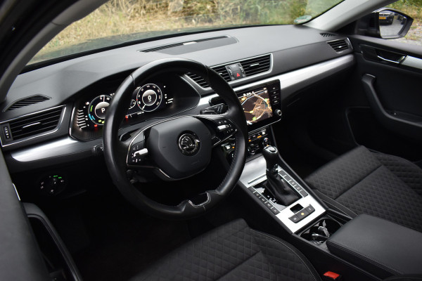 Škoda Superb Combi iV 218PK DSG HYBRID BUSINESS TREKHAAK/NAVI/VIRTUAL***