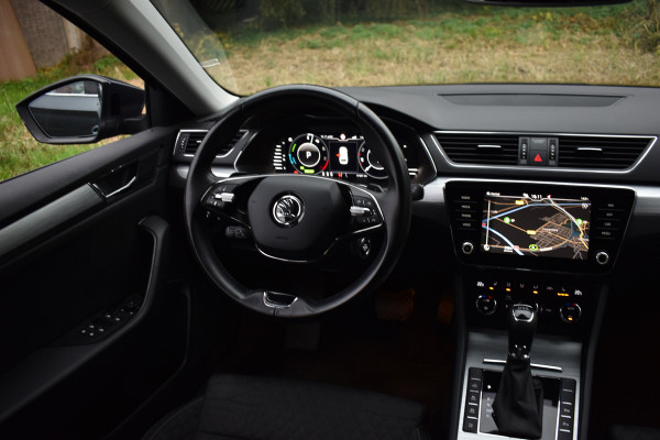 Škoda Superb Combi iV 218PK DSG HYBRID BUSINESS TREKHAAK/NAVI/VIRTUAL***