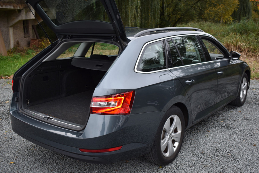 Škoda Superb Combi iV 218PK DSG HYBRID BUSINESS TREKHAAK/NAVI/VIRTUAL***