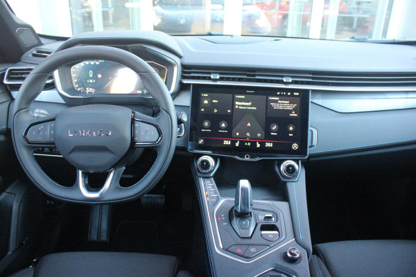 Lynk & Co 01 1.5 261PK PHEV | PANORAMA SCHUIF / KANTELDAK | INFINTY AUDIO | DODEHOEK DETECTIE | NAVIGATIE | DASHBOARD CAMERA | ELEKTRISCHE STOELVERSTELLING MET GEHEUGEN FUNCTIE | DAB+ RADIO | DRAADLOZE APPLE CARPLAY/ANDROID AUTO | DRAADLOZE TELEFOONLADER | ELEKTRISCH BEDIENBARE ACHTERKLEP | STOEL VERWARMING | 360° CAMERA | DODEHOEK DETECTIE | ZWARTE HEMEL BEKLEDING | KEYLESS ENTRY/START | 20" LICHTMETALEN VELGEN |