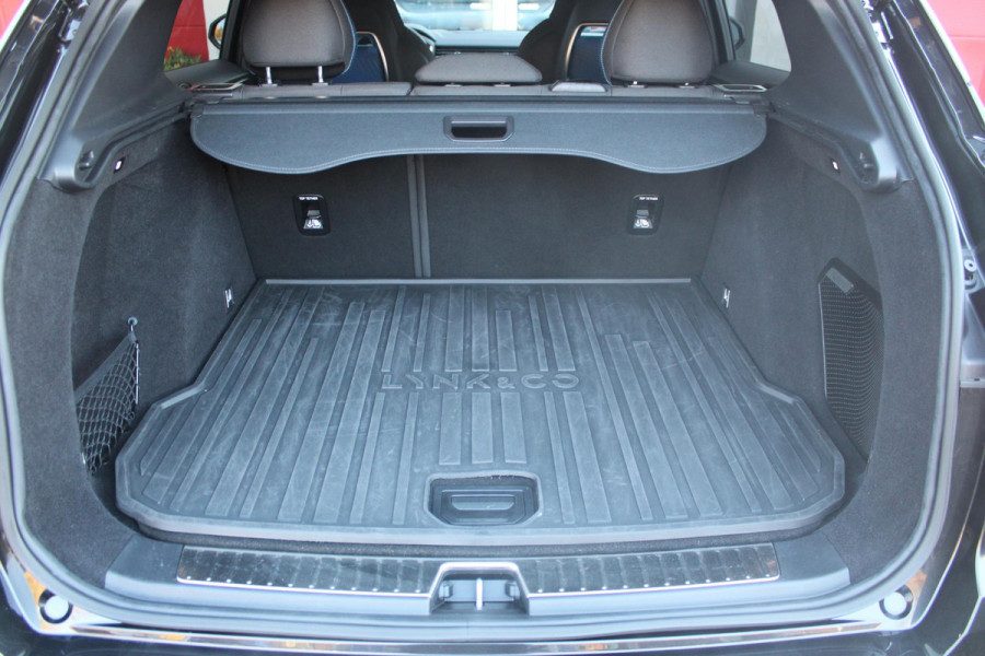 Lynk & Co 01 1.5 261PK PHEV | PANORAMA SCHUIF / KANTELDAK | INFINTY AUDIO | DODEHOEK DETECTIE | NAVIGATIE | DASHBOARD CAMERA | ELEKTRISCHE STOELVERSTELLING MET GEHEUGEN FUNCTIE | DAB+ RADIO | DRAADLOZE APPLE CARPLAY/ANDROID AUTO | DRAADLOZE TELEFOONLADER | ELEKTRISCH BEDIENBARE ACHTERKLEP | STOEL VERWARMING | 360° CAMERA | DODEHOEK DETECTIE | ZWARTE HEMEL BEKLEDING | KEYLESS ENTRY/START | 20" LICHTMETALEN VELGEN |