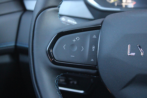 Lynk & Co 01 1.5 261PK PHEV | PANORAMA SCHUIF / KANTELDAK | INFINTY AUDIO | DODEHOEK DETECTIE | NAVIGATIE | DASHBOARD CAMERA | ELEKTRISCHE STOELVERSTELLING MET GEHEUGEN FUNCTIE | DAB+ RADIO | DRAADLOZE APPLE CARPLAY/ANDROID AUTO | DRAADLOZE TELEFOONLADER | ELEKTRISCH BEDIENBARE ACHTERKLEP | STOEL VERWARMING | 360° CAMERA | DODEHOEK DETECTIE | ZWARTE HEMEL BEKLEDING | KEYLESS ENTRY/START | 20" LICHTMETALEN VELGEN |