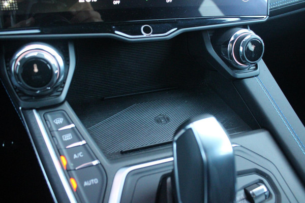 Lynk & Co 01 1.5 261PK PHEV | PANORAMA SCHUIF / KANTELDAK | INFINTY AUDIO | DODEHOEK DETECTIE | NAVIGATIE | DASHBOARD CAMERA | ELEKTRISCHE STOELVERSTELLING MET GEHEUGEN FUNCTIE | DAB+ RADIO | DRAADLOZE APPLE CARPLAY/ANDROID AUTO | DRAADLOZE TELEFOONLADER | ELEKTRISCH BEDIENBARE ACHTERKLEP | STOEL VERWARMING | 360° CAMERA | DODEHOEK DETECTIE | ZWARTE HEMEL BEKLEDING | KEYLESS ENTRY/START | 20" LICHTMETALEN VELGEN |