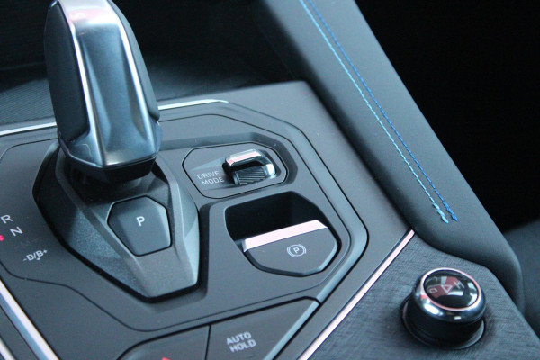 Lynk & Co 01 1.5 261PK PHEV | PANORAMA SCHUIF / KANTELDAK | INFINTY AUDIO | DODEHOEK DETECTIE | NAVIGATIE | DASHBOARD CAMERA | ELEKTRISCHE STOELVERSTELLING MET GEHEUGEN FUNCTIE | DAB+ RADIO | DRAADLOZE APPLE CARPLAY/ANDROID AUTO | DRAADLOZE TELEFOONLADER | ELEKTRISCH BEDIENBARE ACHTERKLEP | STOEL VERWARMING | 360° CAMERA | DODEHOEK DETECTIE | ZWARTE HEMEL BEKLEDING | KEYLESS ENTRY/START | 20" LICHTMETALEN VELGEN |