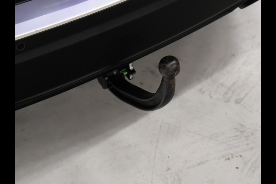 Peugeot 2008 1.2 PureTech Blue Lease Allure [APPLE CARPLAY, TREKHAAK, ACHTERUITRIJCAMERA, SPRAAKBEDIENING, RIJSTROOKSENSOR, GETINTE ACHTERRUITEN, NIEUWSTAAT]