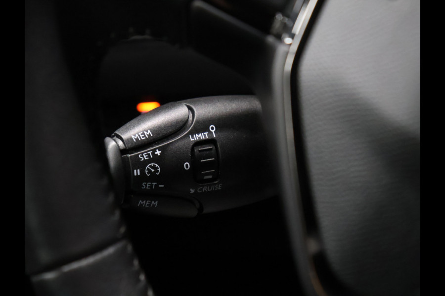 Peugeot 2008 1.2 PureTech Blue Lease Allure [APPLE CARPLAY, TREKHAAK, ACHTERUITRIJCAMERA, SPRAAKBEDIENING, RIJSTROOKSENSOR, GETINTE ACHTERRUITEN, NIEUWSTAAT]