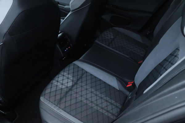 Volkswagen Golf 1.5 eTSI R-Line | DSG | Camera | Carplay!