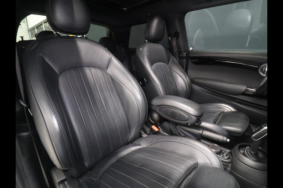 MINI Mini 1.5 Cooper 60 Years Edition JCW [APPLE CARPLAY, HARMAN KARDON, PANORAMA DAK, HEAD UP DISPLAY, STOELVERWARMING, NIEUWSTAAT]