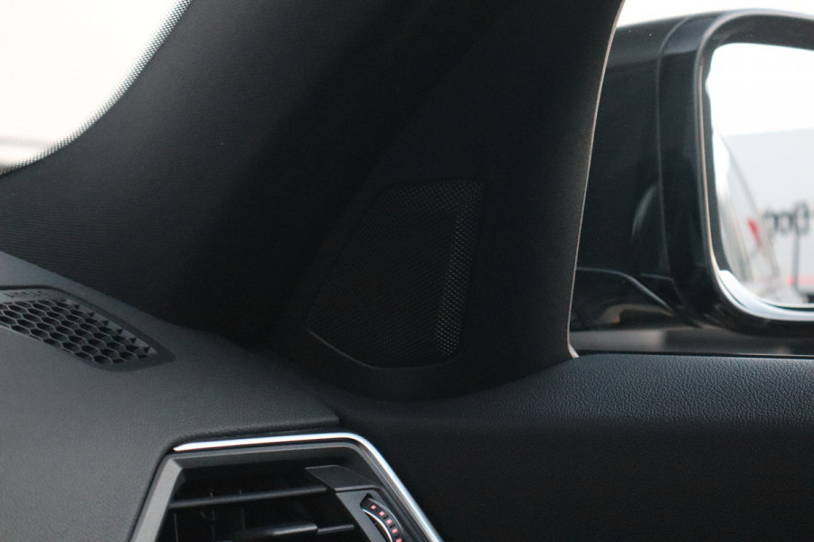 BMW 3 Serie Touring 330e Sport Line / SOH 95% / Hifi / Camera / Sportstoelen /