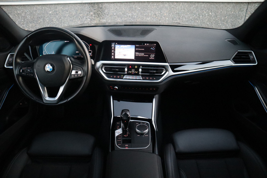 BMW 3 Serie Touring 330e Sport Line / SOH 95% / Hifi / Camera / Sportstoelen /