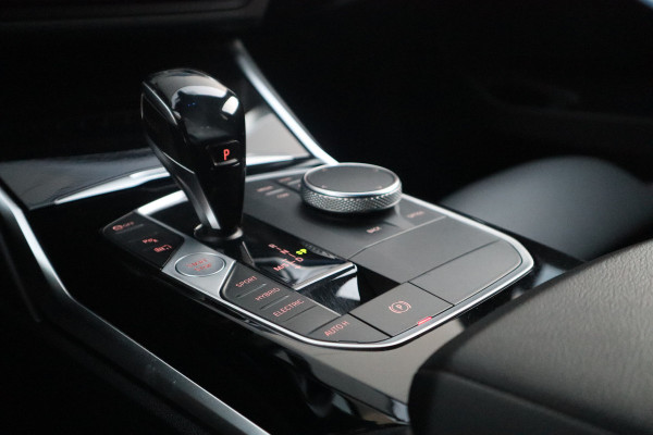 BMW 3 Serie Touring 330e Sport Line / SOH 95% / Hifi / Camera / Sportstoelen /