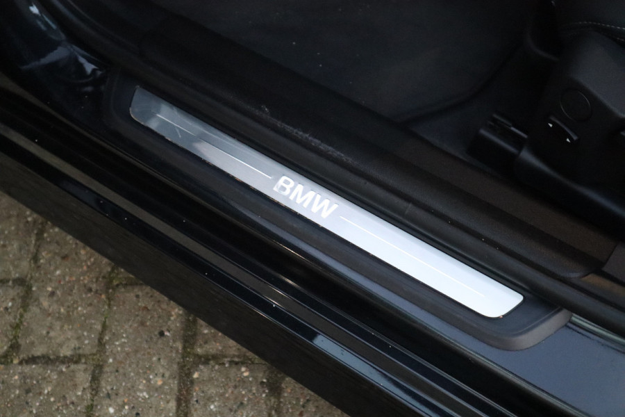 BMW 3 Serie Touring 330e Sport Line / SOH 95% / Hifi / Camera / Sportstoelen /