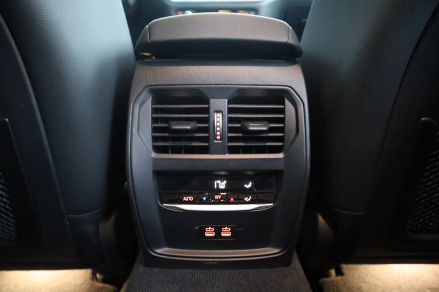 BMW 3 Serie Touring 330e Sport Line / SOH 95% / Hifi / Camera / Sportstoelen /