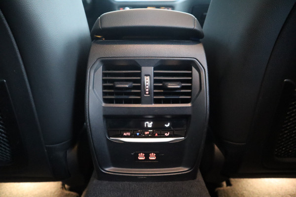 BMW 3 Serie Touring 330e Sport Line / SOH 95% / Hifi / Camera / Sportstoelen /