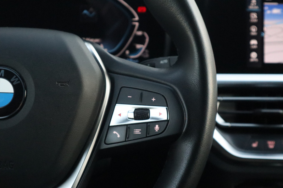 BMW 3 Serie Touring 330e Sport Line / SOH 95% / Hifi / Camera / Sportstoelen /