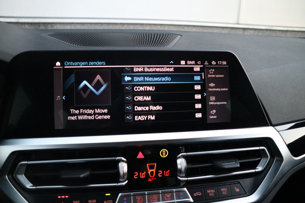 BMW 3 Serie Touring 330e Sport Line / SOH 95% / Hifi / Camera / Sportstoelen /