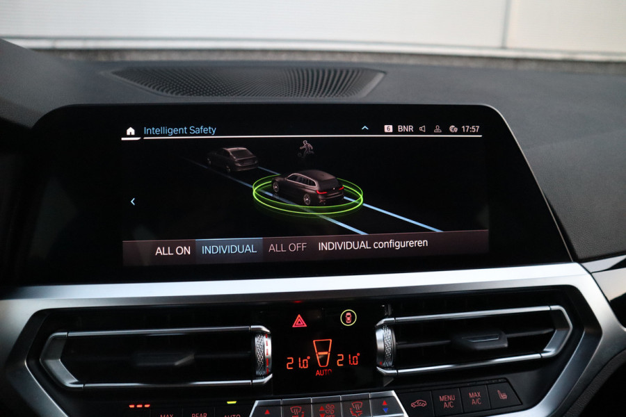 BMW 3 Serie Touring 330e Sport Line / SOH 95% / Hifi / Camera / Sportstoelen /