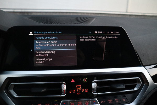 BMW 3 Serie Touring 330e Sport Line / SOH 95% / Hifi / Camera / Sportstoelen /