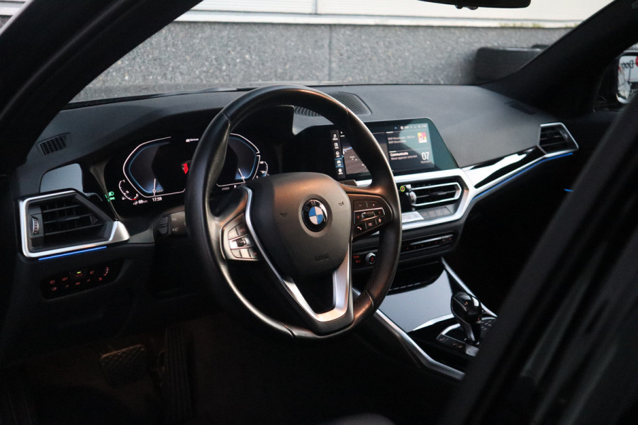 BMW 3 Serie Touring 330e Sport Line / SOH 95% / Hifi / Camera / Sportstoelen /