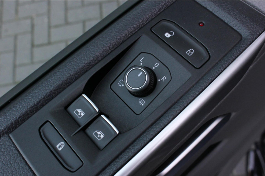 Volkswagen Transporter 2.0 TDI L2H1 30 DC BULLI 150PK DUBBEL CABINE / LEDEREN BEKLEDING / PDC / VERLAGINGSVEREN / APPLE CARPLAY /