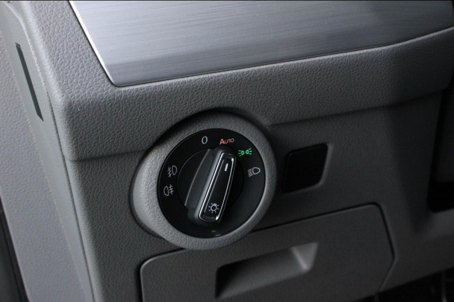 Volkswagen Transporter 2.0 TDI L2H1 30 DC BULLI 150PK DUBBEL CABINE / LEDEREN BEKLEDING / PDC / VERLAGINGSVEREN / APPLE CARPLAY /