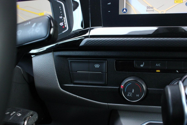 Volkswagen Transporter 2.0 TDI L2H1 30 DC BULLI 150PK DUBBEL CABINE / LEDEREN BEKLEDING / PDC / VERLAGINGSVEREN / APPLE CARPLAY /