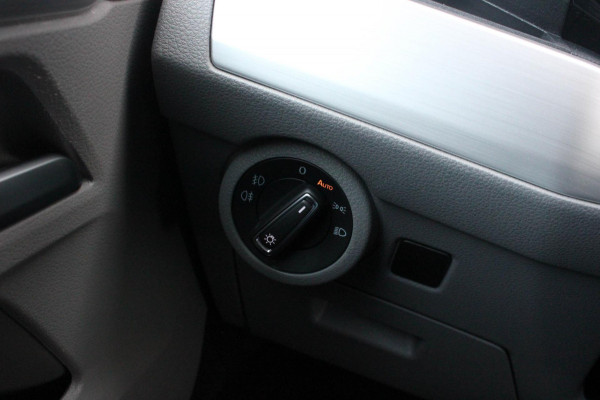 Volkswagen Transporter 2.0 TDI L2H1 30 DC BULLI 150PK DUBBEL CABINE / LEDEREN BEKLEDING / PDC / VERLAGINGSVEREN / APPLE CARPLAY /
