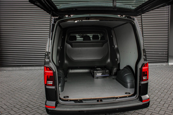 Volkswagen Transporter 2.0 TDI L2H1 30 DC BULLI 150PK DUBBEL CABINE / LEDEREN BEKLEDING / PDC / VERLAGINGSVEREN / APPLE CARPLAY /