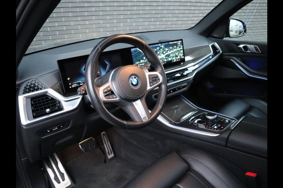 BMW X5 xDrive50e High Executive M Sport Pakket Automaat / Live Cockpit Plus / Panoramadak / Trekhaak / Luchtvering / Harman Kardon / Comfortstoelen / Warmtecomfortpakket / Sfeerverlichting / Active Protection / Shadow Line / 21 Inch