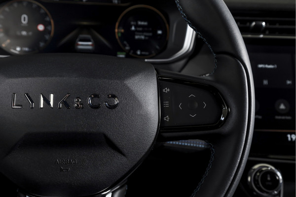 Lynk & Co 01 1.5 PHEV 261PK MY23 | Black Pakket | Donkere hemel | 360 Camera | 7.4 kWh boordlader | S/K-panodak | Adapt. Cruise | Memory | Elek. klep | LM 20" | 8516