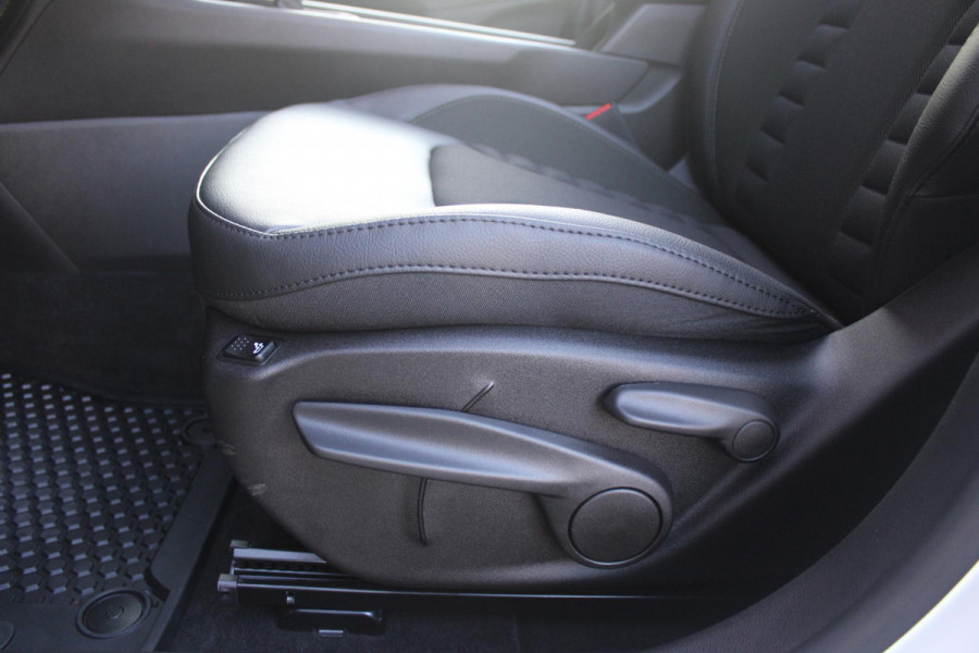 Jeep Compass 1.5T 142PK e-Hybrid North Star | PANORAMISCH SCHUIF / KANTEL DAK | ALPINE AUDIO SYSTEM | NAVIGATIE 10,25 "TOUCHSCREEN | APPLE CARPLAY/ANDROID AUTO | 360° ACHTERUITRIJ | DAB+ RADIO | CLIMATE CONTROL | GLOSS BLACK LICHTMETALEN VELGEN | ADAPTIVE / CRUISE CONTROL | DIGITAAL INSTRUMENTENPANEEL | ELEKTRISCH BEDIENBARE ACHTERKLEP | FULL LED KOPLAMPEN | LED MISTLAMPEN / BOCHTVERLICHTING | KEYLESS ENTRY & START | DRAADLOOS LADEN TELEFOON |