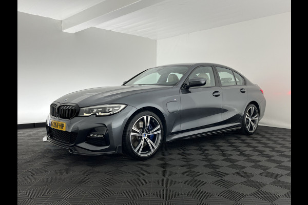 BMW 3-serie 330e M-Sportpack High Executive Performance Pack (INCL-BTW) *HEAD-UP | FULL-LEATHER | FULL-LED | HIFI-SOUND | CAMERA | HEATED-SPORTSEATS | CARPLAY | DIGI-COCKPIT | NAVI-FULLMAP | AMBIENT-LIGHT | ECC | PDC | CRUISE | 19''ALU*