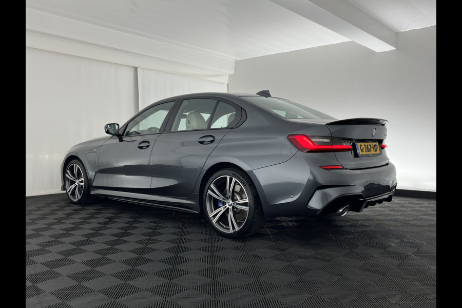 BMW 3-serie 330e M-Sportpack High Executive Performance Pack (INCL-BTW) *HEAD-UP | FULL-LEATHER | FULL-LED | HIFI-SOUND | CAMERA | HEATED-SPORTSEATS | CARPLAY | DIGI-COCKPIT | NAVI-FULLMAP | AMBIENT-LIGHT | ECC | PDC | CRUISE | 19''ALU*