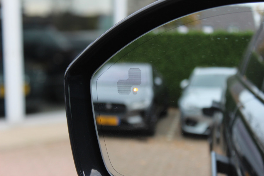 Land Rover Range Rover Velar 2.0 P250 Turbo AWD R-Dynamic SE / Panoramadak / Camera / Leder / Keyless / 21'' / Apple CarPlay / Stuur+Stoelverwarming / DAB / Dodehoek / Cruise Control