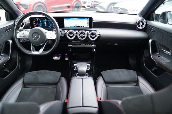 Mercedes-Benz A-Klasse 180 d Business Solution AMG | Panorama | Sfeerverlichting | Camera | Leder/Alcantara | AMG PAKKET | LED |