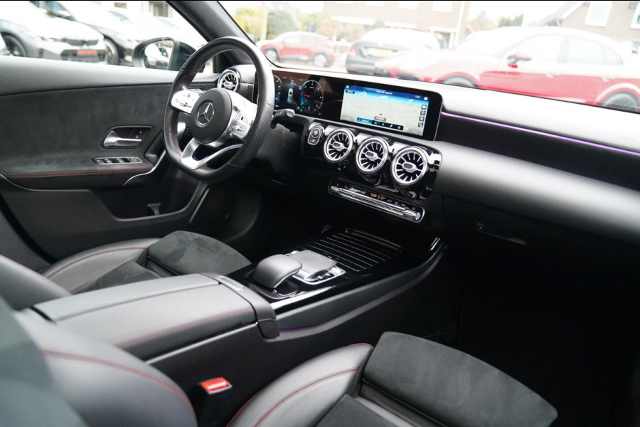 Mercedes-Benz A-Klasse 180 d Business Solution AMG | Panorama | Sfeerverlichting | Camera | Leder/Alcantara | AMG PAKKET | LED |