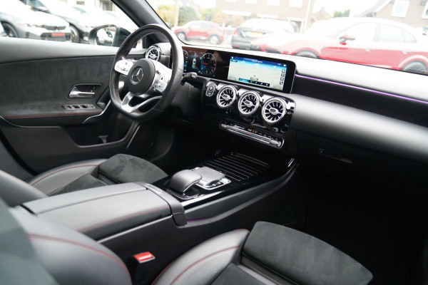 Mercedes-Benz A-Klasse 180 d Business Solution AMG | Panorama | Sfeerverlichting | Camera | Leder/Alcantara | AMG PAKKET | LED |