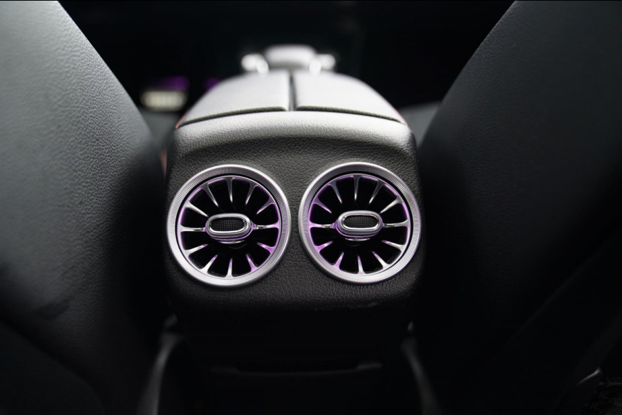 Mercedes-Benz A-Klasse 180 d Business Solution AMG | Panorama | Sfeerverlichting | Camera | Leder/Alcantara | AMG PAKKET | LED |